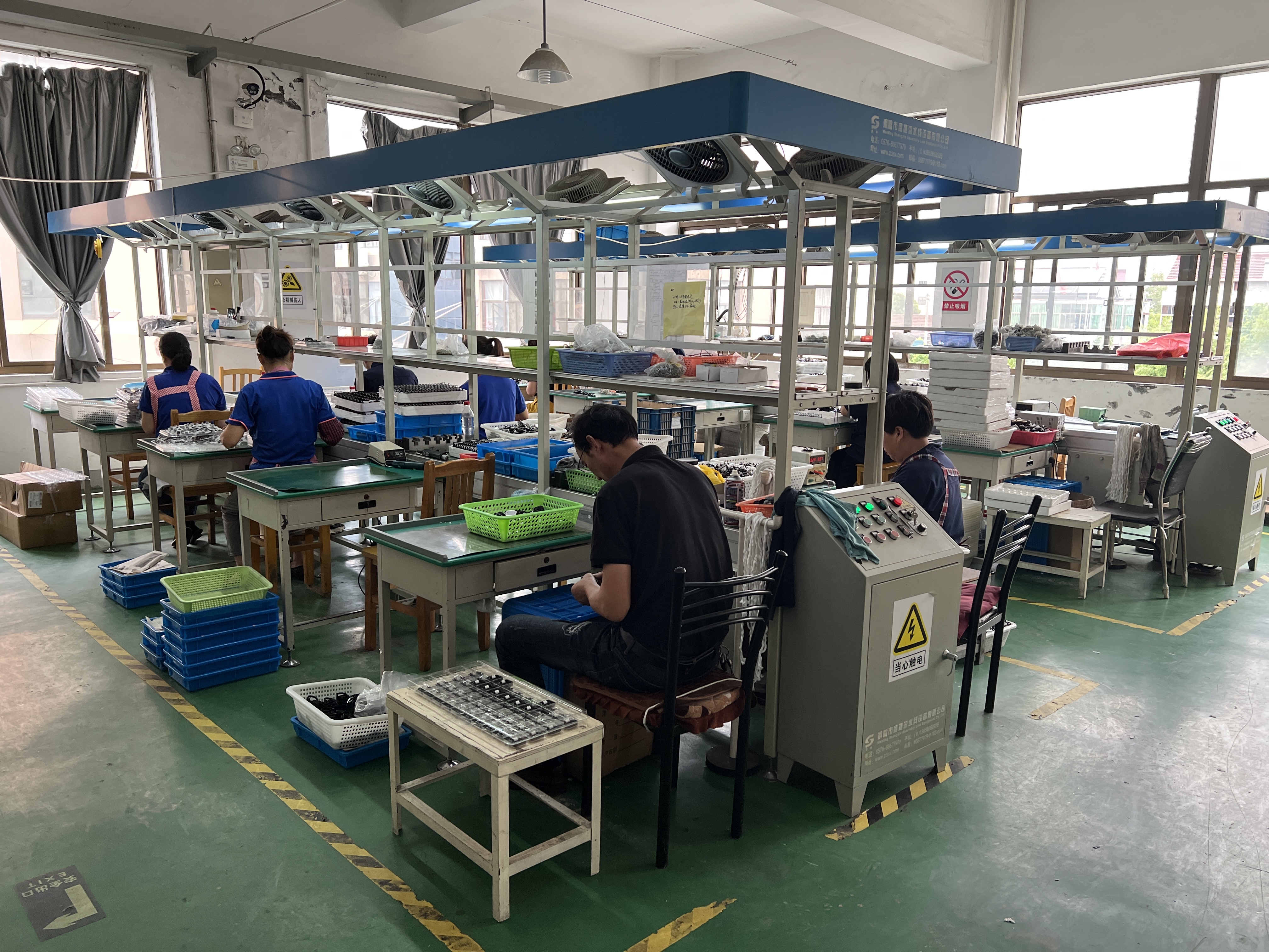 Workers assembling and inspecting clipper blades